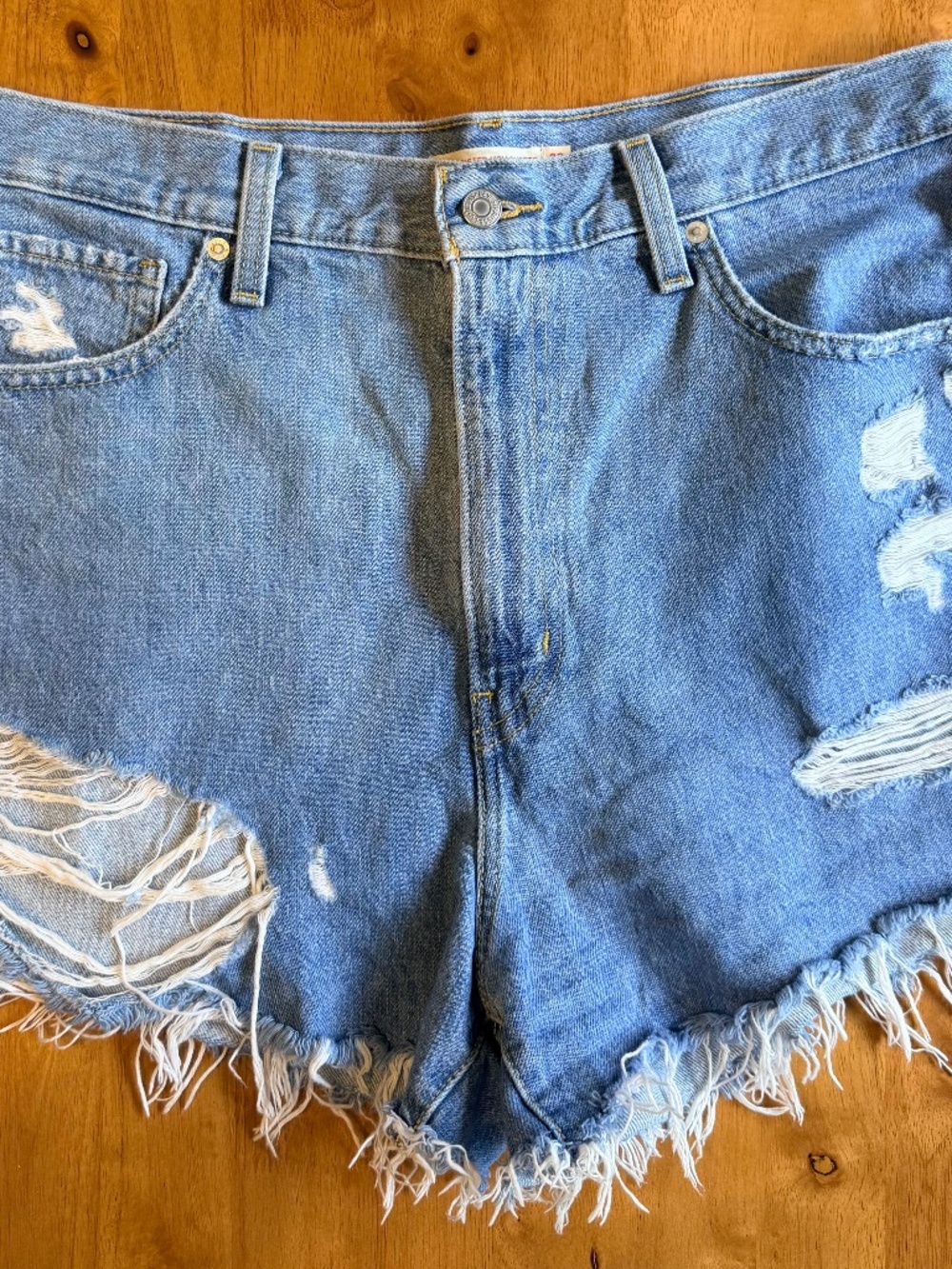 evis High Waisted Mom Shorts Light Wash Distressed Denim Size 32 Frayed Hem
